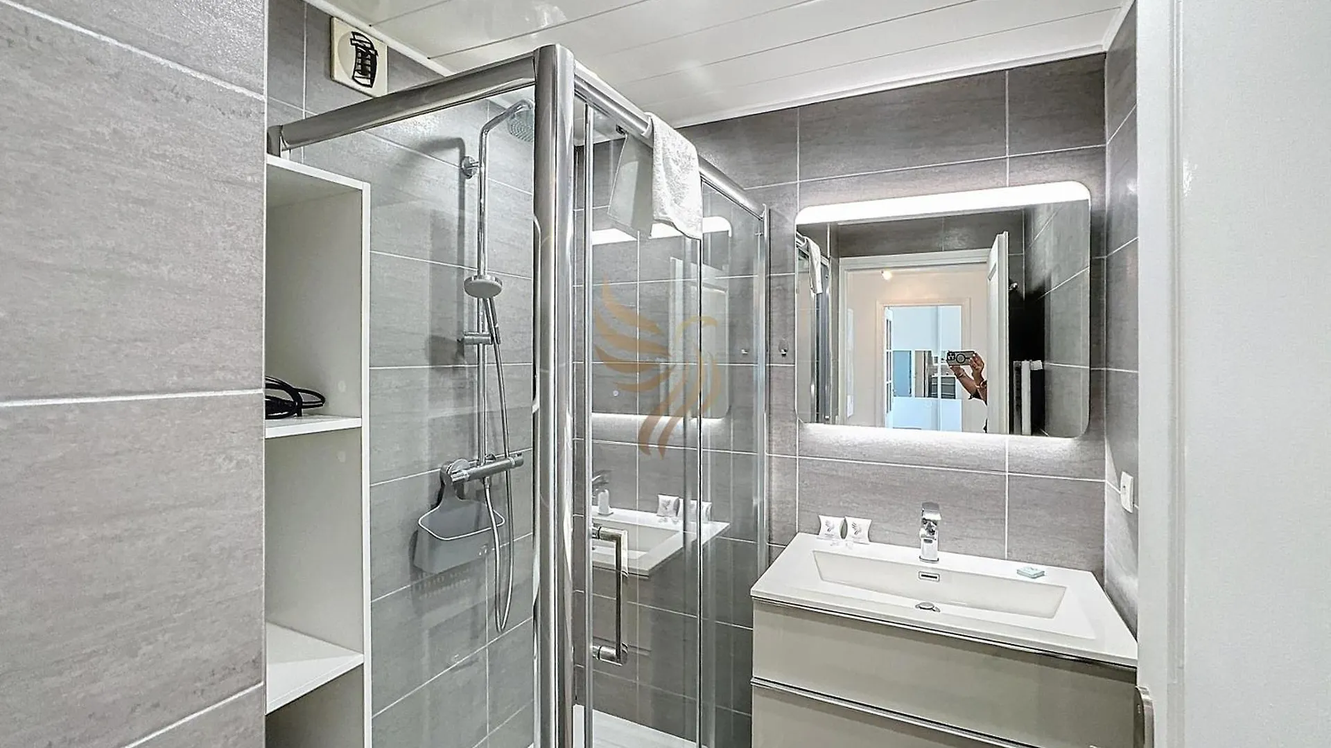 Appart 4 Pers - L'Echapee D'Ipanema, Classe 2 Etoiles - Terrasse, Garage, Piscine, 750 M Plage - Capitalchic Services Fréjus 아파트