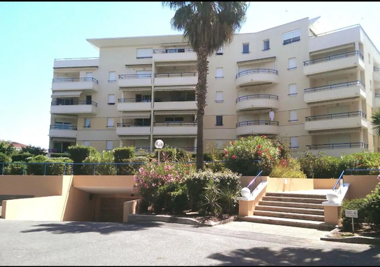 Appart 4 Pers - L'Echapee D'Ipanema, Classe 2 Etoiles - Terrasse, Garage, Piscine, 750 M Plage - Capitalchic Services Frejus